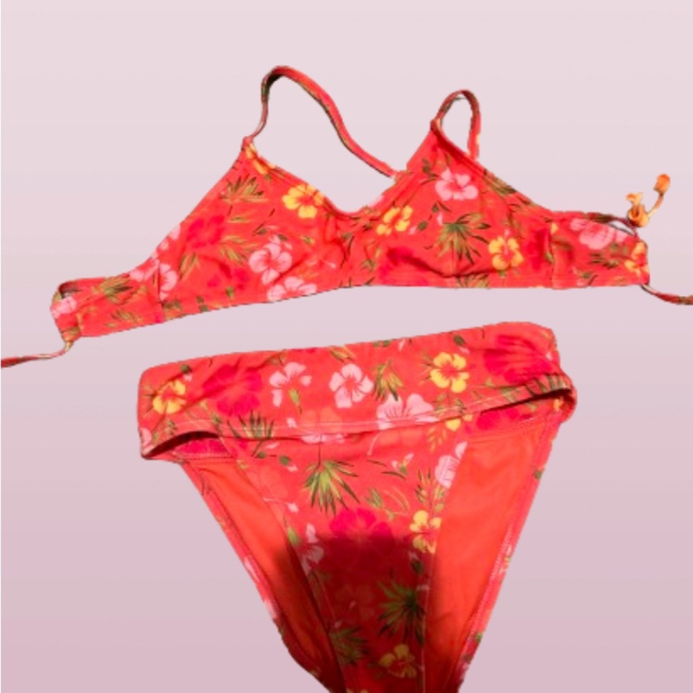 Hawaiian bikini for summer 💝 stretches ! it has been washed so it’s clean.